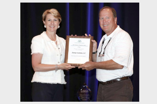 Richard Powajbo, manager of operations for Entergy’s gas distribution business, accepts a 2017 Emergency Management Award from Southern Gas Association. Presenting the award is Kimberley Watson, president, North Region Pipelines, Kinder Morgan.